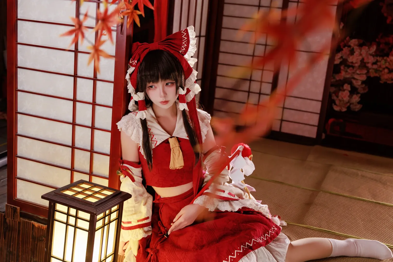 博麗霊夢コスプレ, 東方Project, 紅白配色, 白ニーソコーデ, 和風巫女 - 6枚目