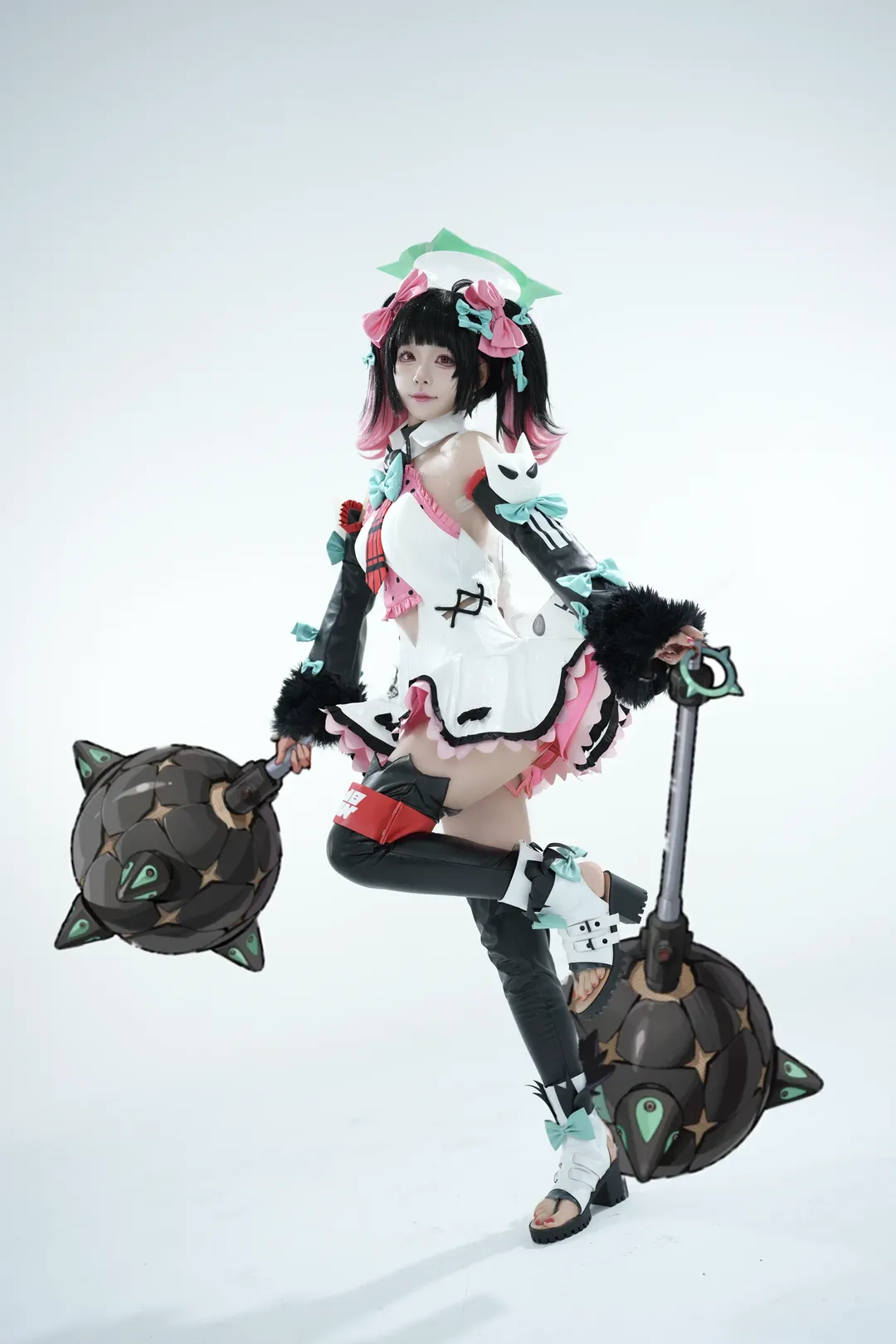 ゼンレスゾーンゼロ, 南宮羽コスプレ, コスプレ小道具, 白背景スタジオ撮影, 黒レッグカバーコスプレ