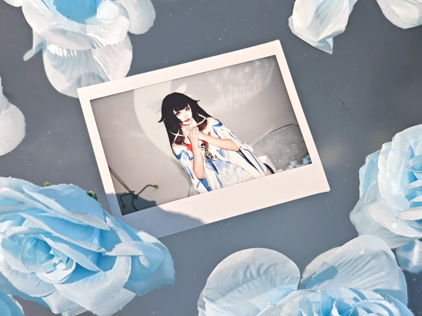 原神, cosplay日常, 拍立得摄影, 原神少女cos, 蓝白氛围