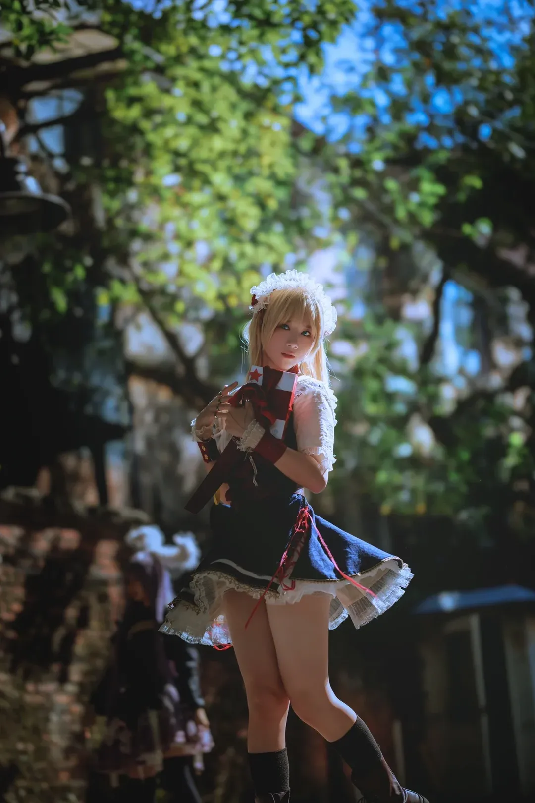 アリス コスプレ, 東方Project, 二次元写真, ロングブーツコーデ, 屋外広角ポートレート - 1枚目
