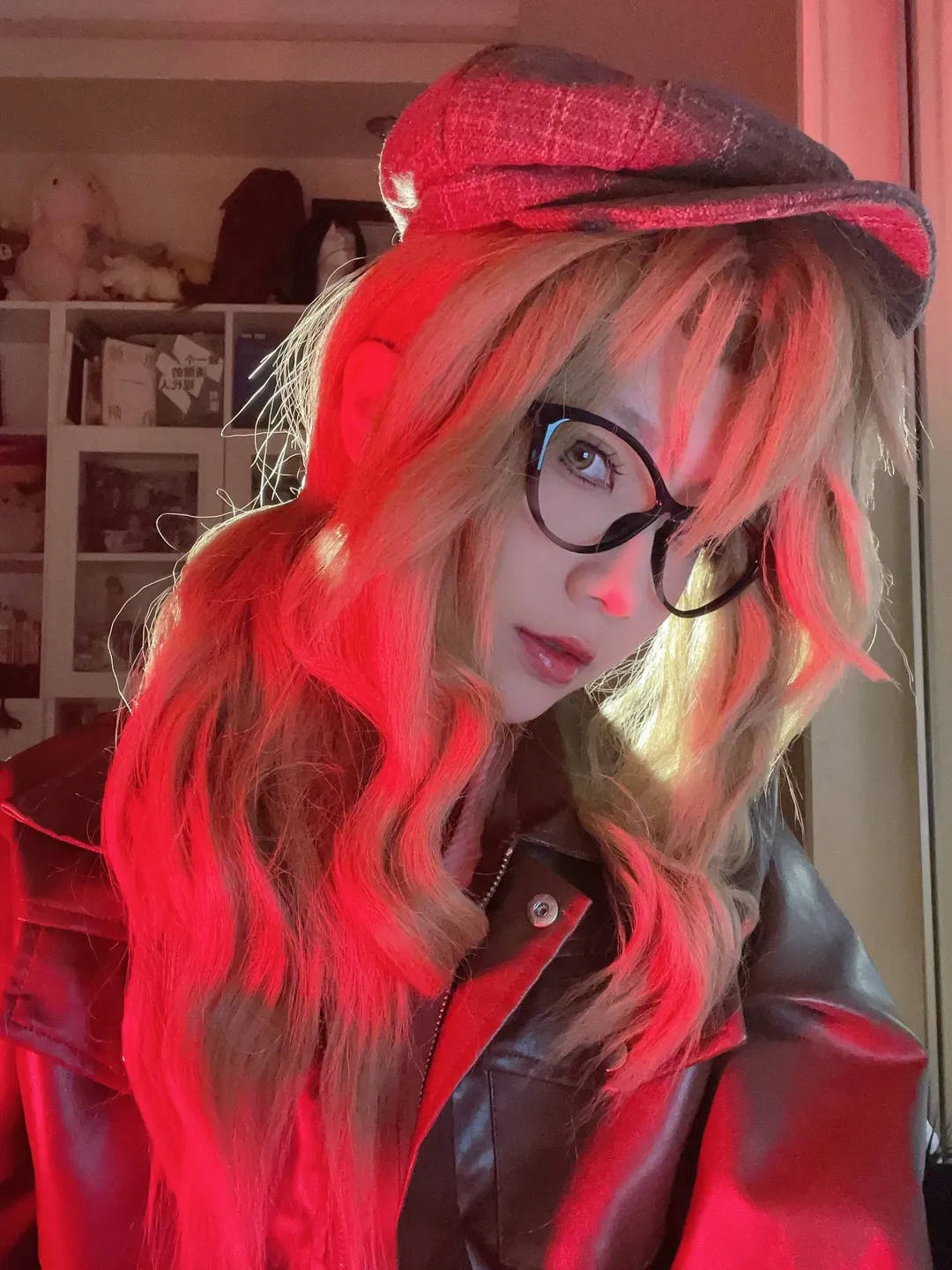 重返未来1999, 梅兰妮cos, 复古皮衣穿搭, 红丝袜cosplay, 眼镜娘造型 - 第3张