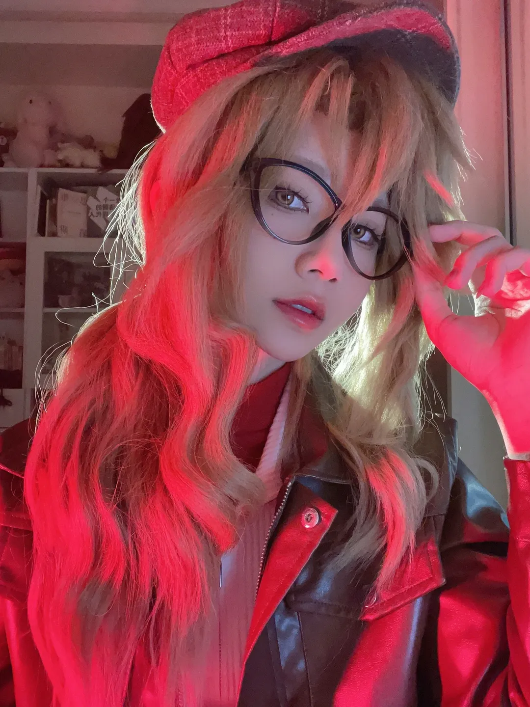 重返未来1999, 梅兰妮cos, 复古皮衣穿搭, 红丝袜cosplay, 眼镜娘造型 - 第4张