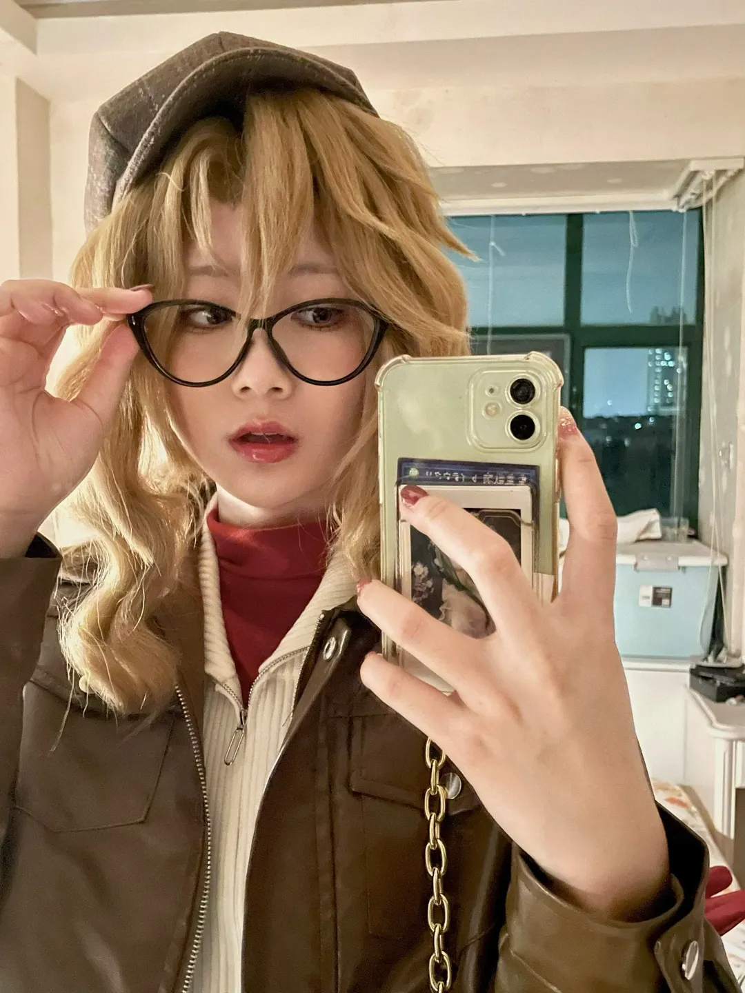 重返未来1999, 梅兰妮cos, 复古皮衣穿搭, 红丝袜cosplay, 眼镜娘造型 - 第5张