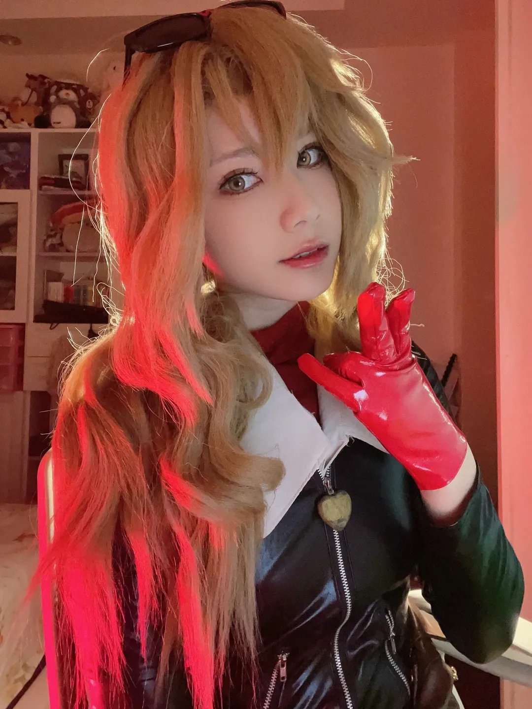 重返未来1999, 梅兰妮cos, 复古皮衣穿搭, 红丝袜cosplay, 眼镜娘造型 - 第6张