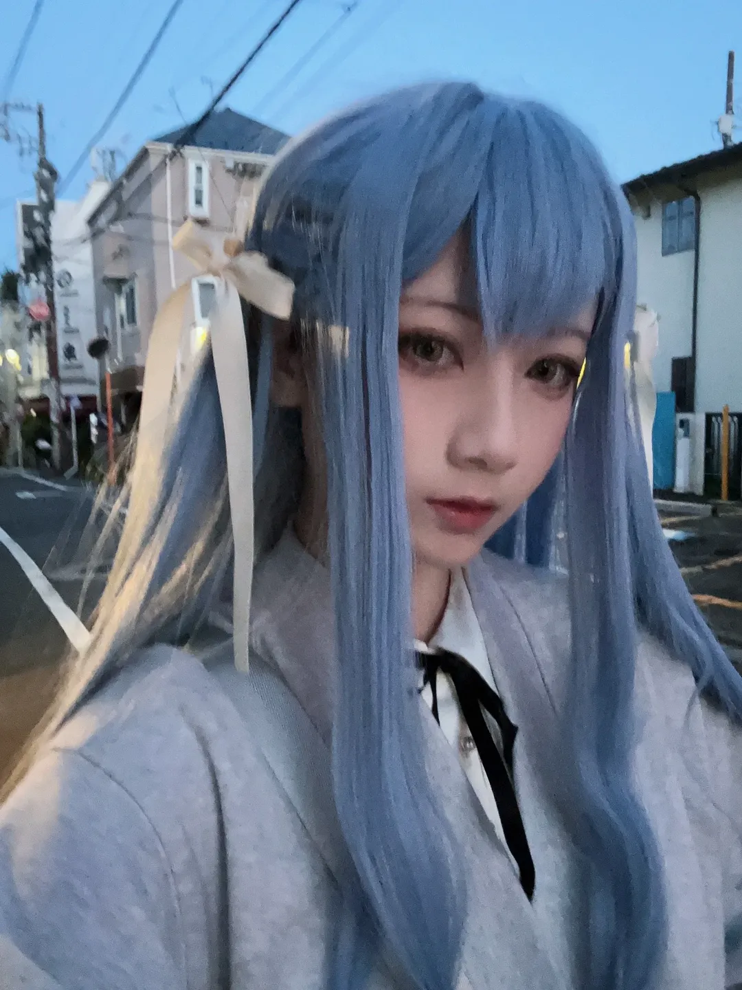 豊川祥子 コスプレ, 白ソックスコーデ, MyGO!!!!!, 池袋聖地巡礼, 青い髪の女性コスプレイヤー - 10枚目