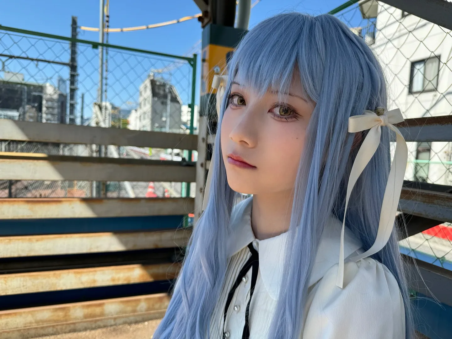豊川祥子 コスプレ, 白ソックスコーデ, MyGO!!!!!, 池袋聖地巡礼, 青い髪の女性コスプレイヤー - 6枚目
