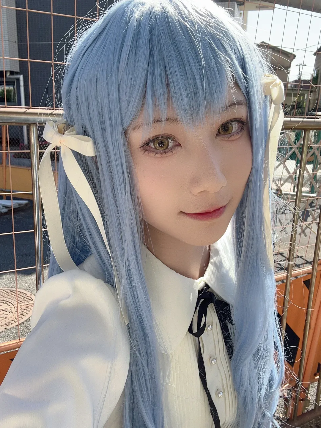 豊川祥子 コスプレ, 白ソックスコーデ, MyGO!!!!!, 池袋聖地巡礼, 青い髪の女性コスプレイヤー - 7枚目