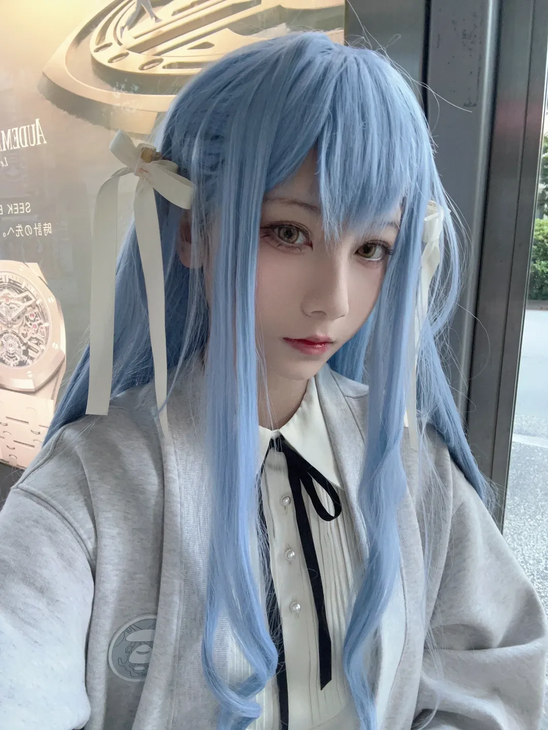 豊川祥子 コスプレ, 白ソックスコーデ, MyGO!!!!!, 池袋聖地巡礼, 青い髪の女性コスプレイヤー - 8枚目