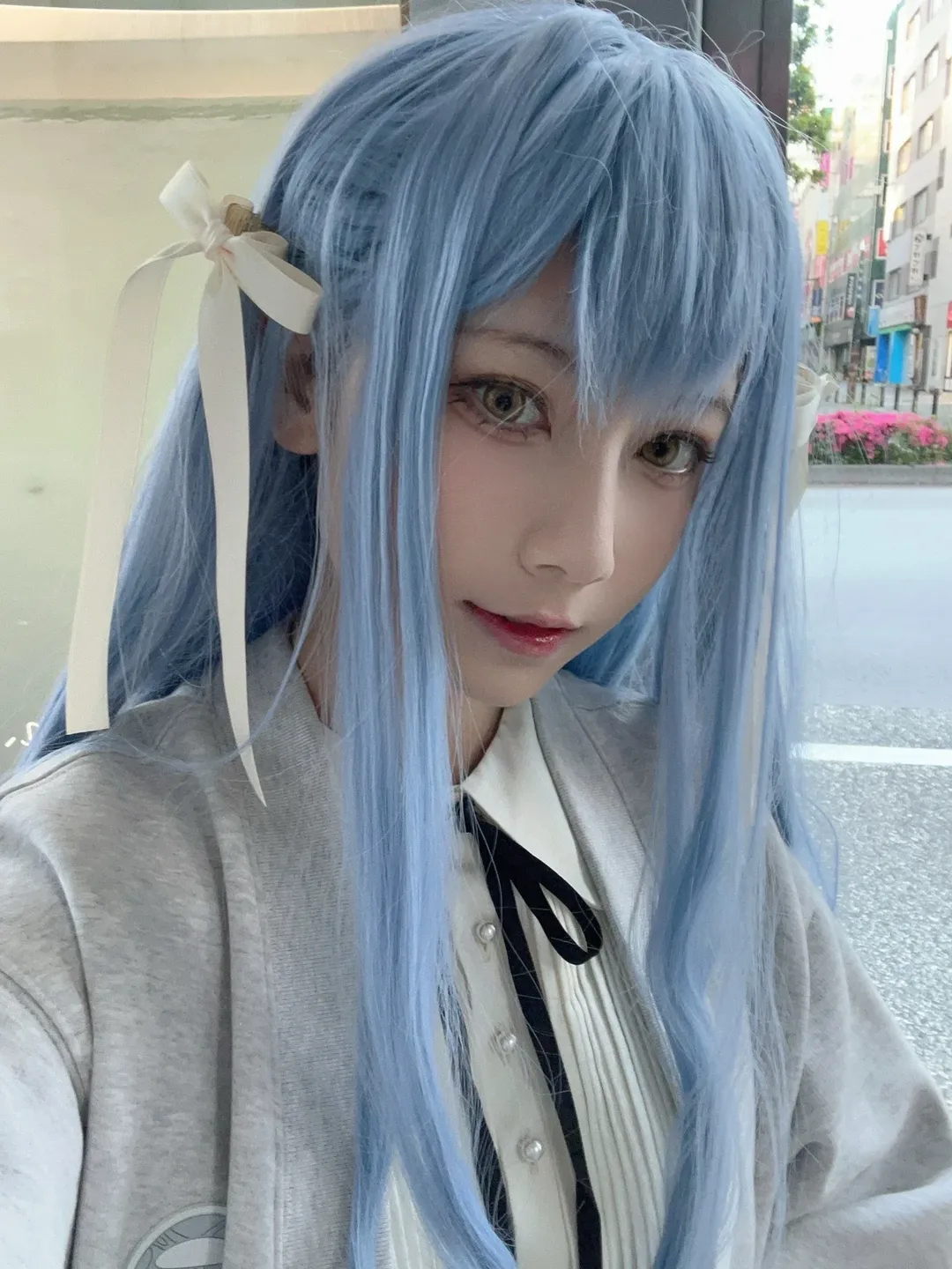 豊川祥子 コスプレ, 白ソックスコーデ, MyGO!!!!!, 池袋聖地巡礼, 青い髪の女性コスプレイヤー - 9枚目