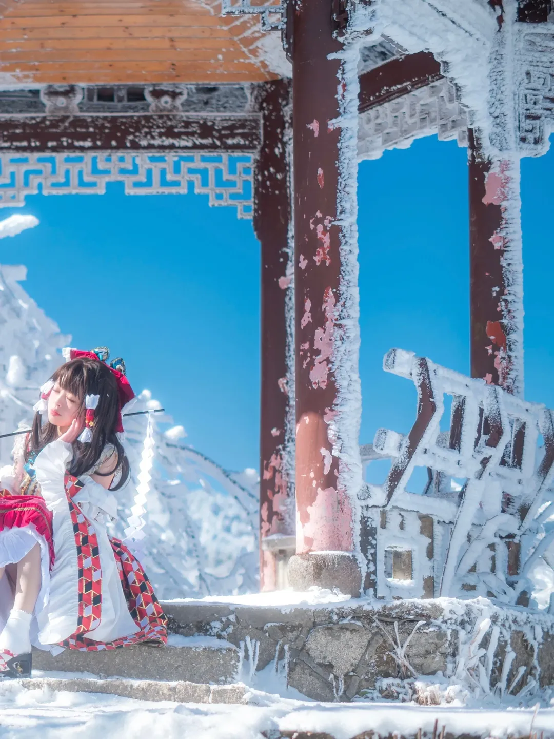 博丽灵梦cos, 东方Project, 雪山外景, 红白巫女服, 反季节摄影 - 第2张