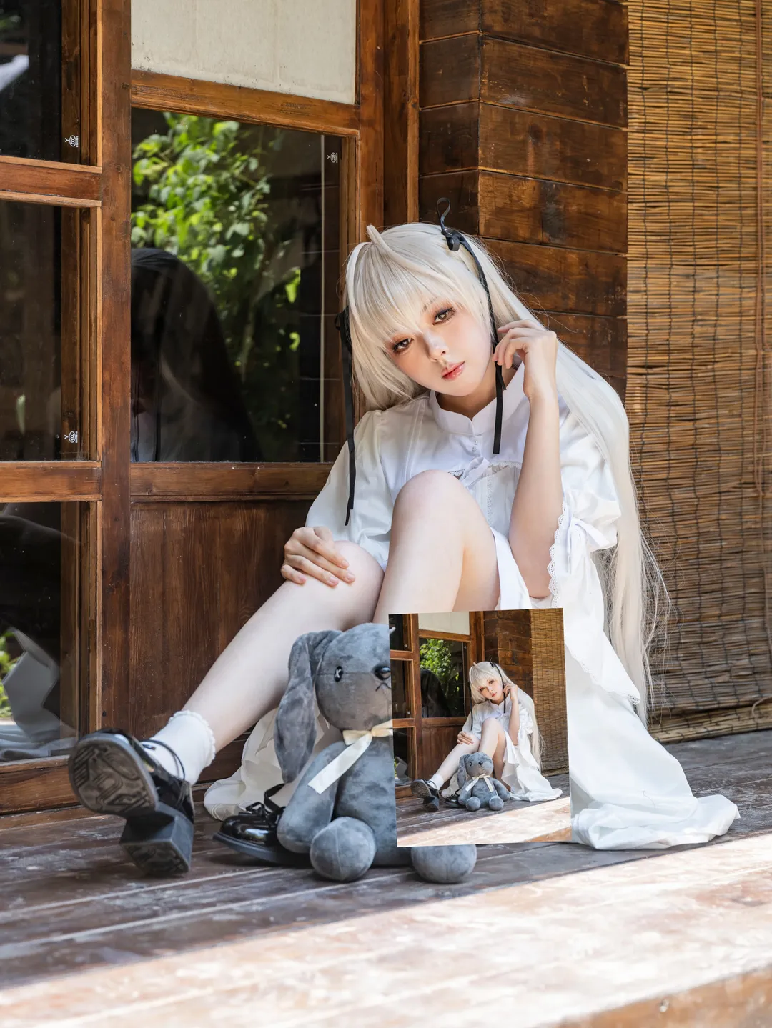 春日野穹 コスプレ, ヨスガノソラ, 二次元コスプレ撮影, 白ワンピース コーデ, 木製廊下の屋外撮影