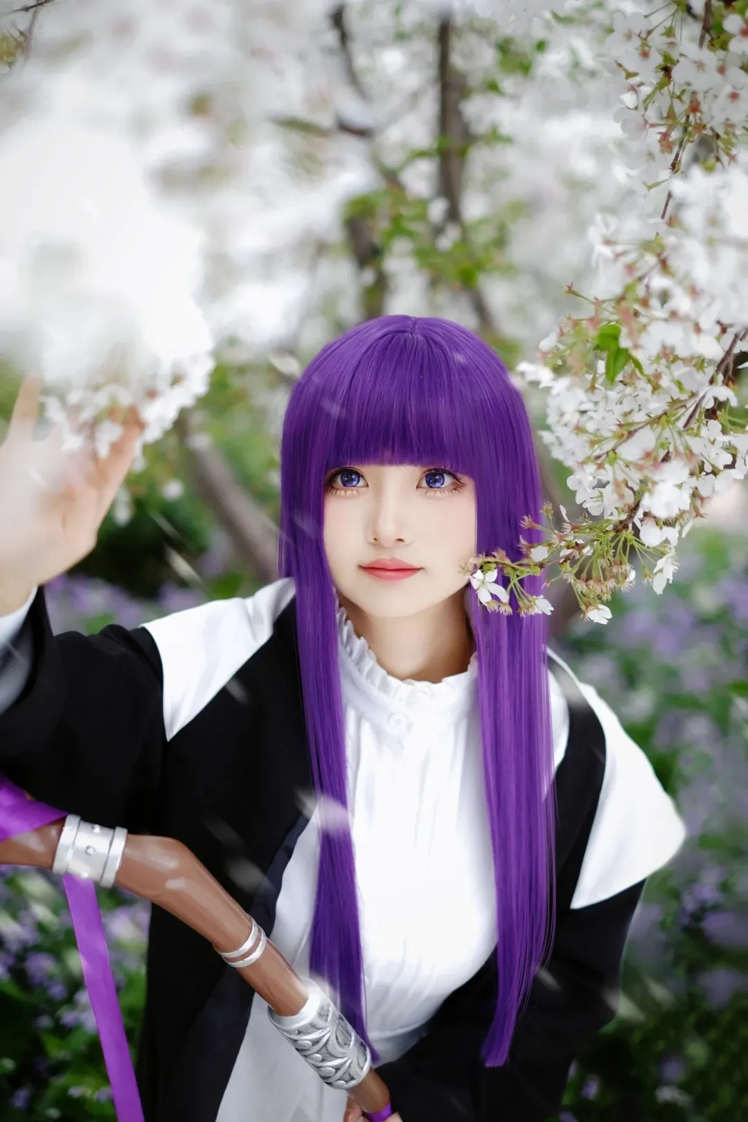 菲倫cos, 葬送的芙莉蓮, 櫻花外景, 夢幻攝影, 紫發魔法使