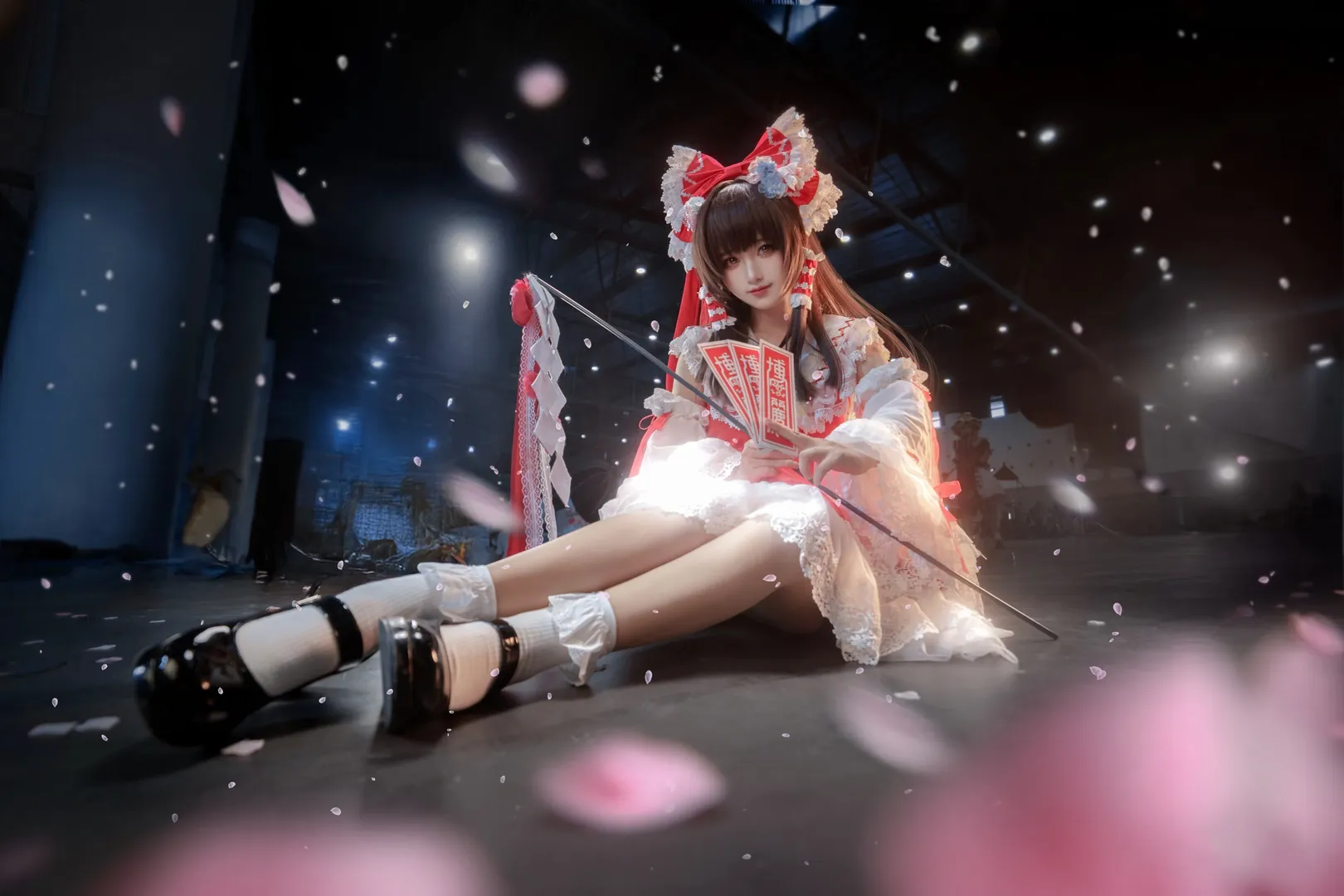 博丽灵梦cos, 东方project, 漫展场照, 白丝cos, 符卡巫女 - 第2张