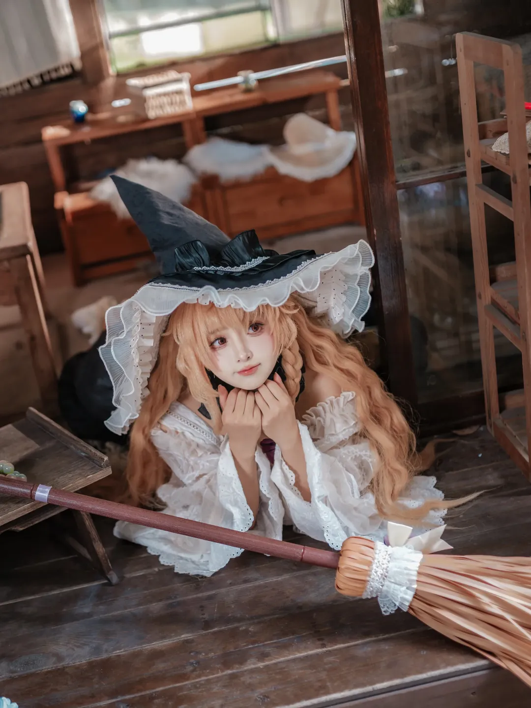 东方project, 雾雨魔理沙cos, 同人cos, 魔女装扮, 复古木屋写真 - 第1张