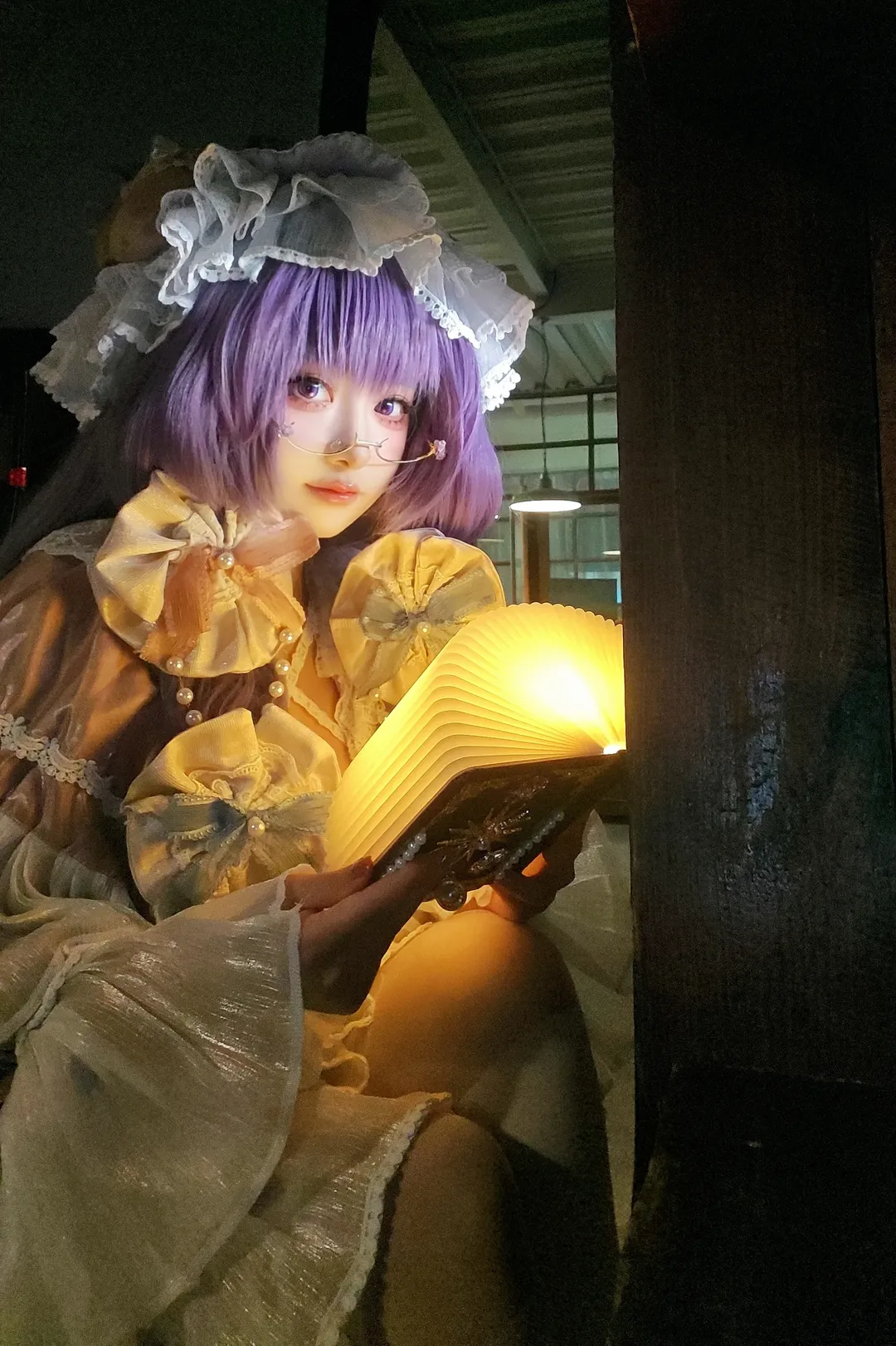 二次元撮影, 東方Project, パチュリー コスプレ, ロリータ・ファッション, 光る本の小道具 - 1枚目