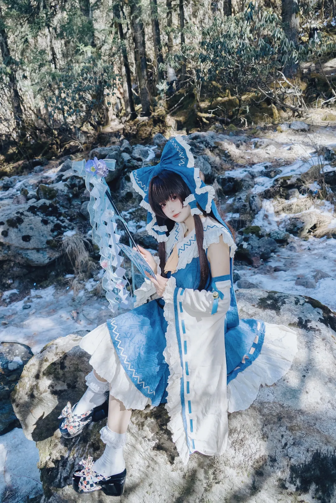 博麗霊夢コスプレ, 東方Project, 雪景色撮影, 青霊夢, コスプレ作品シェア - 2枚目