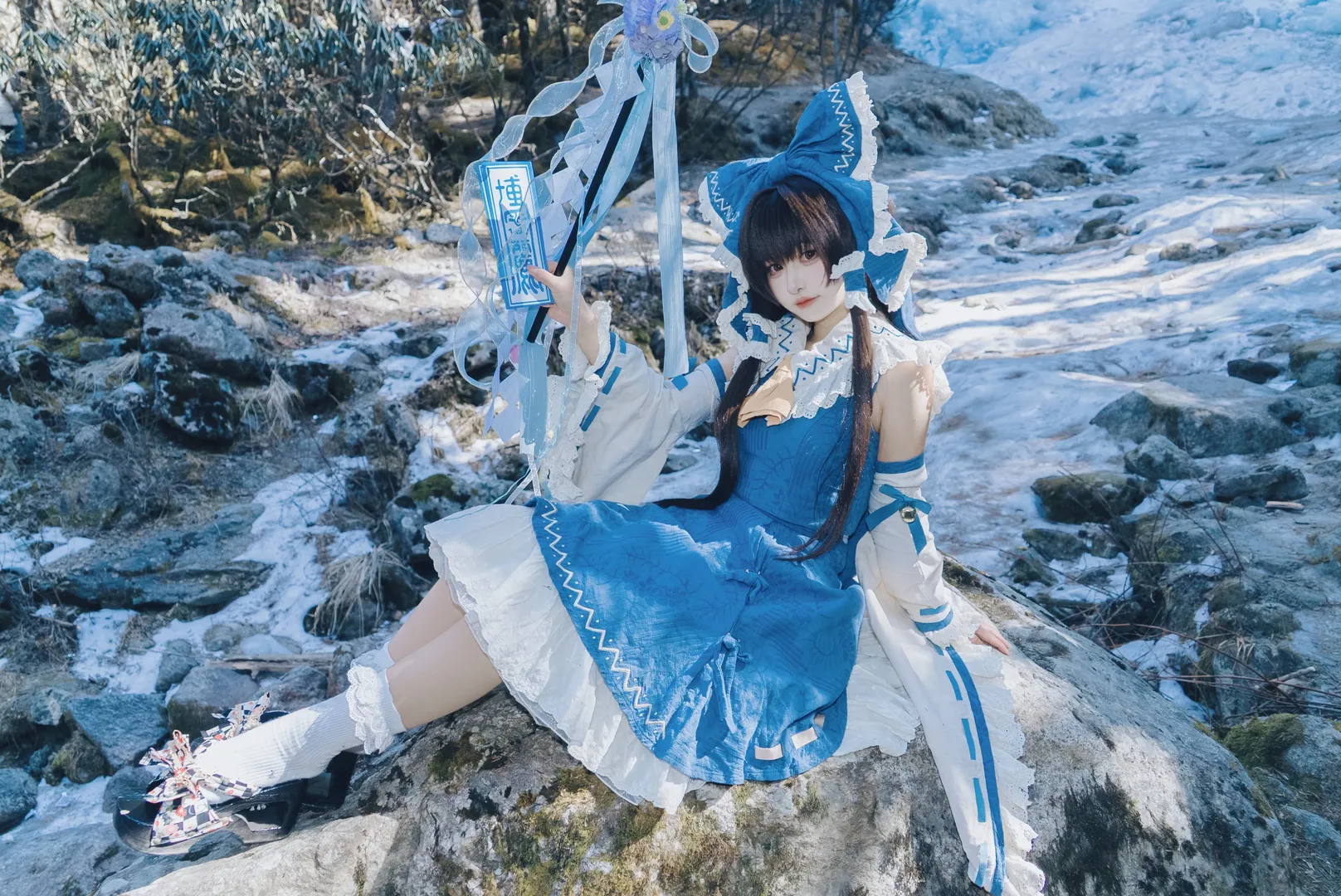 博麗霊夢コスプレ, 東方Project, 雪景色撮影, 青霊夢, コスプレ作品シェア - 4枚目