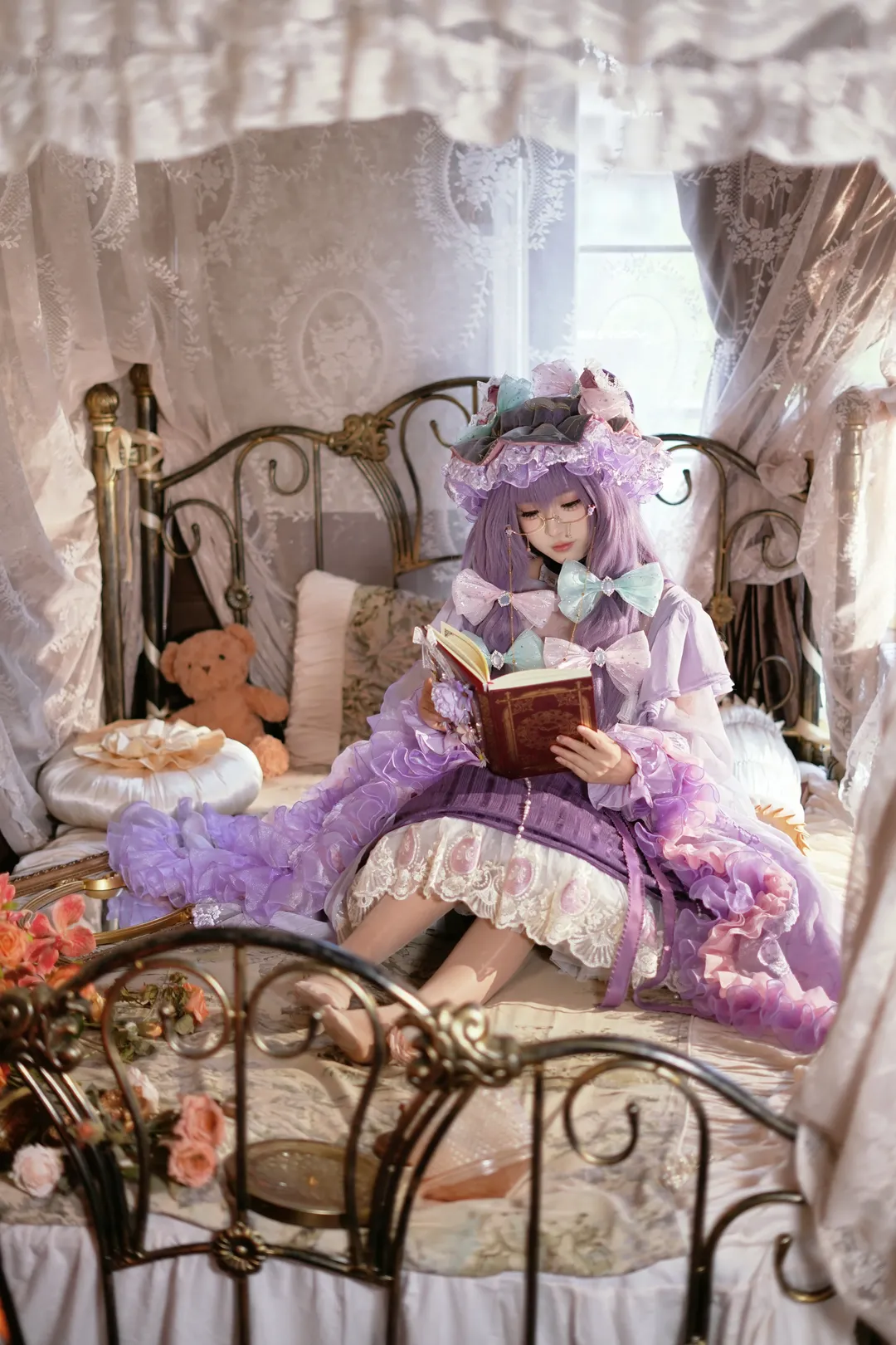東方Project, ロリータ・ファッション, パチュリー・ノーレッジ コスプレ, 紫髪の眼鏡っ娘, レトロ室内撮影