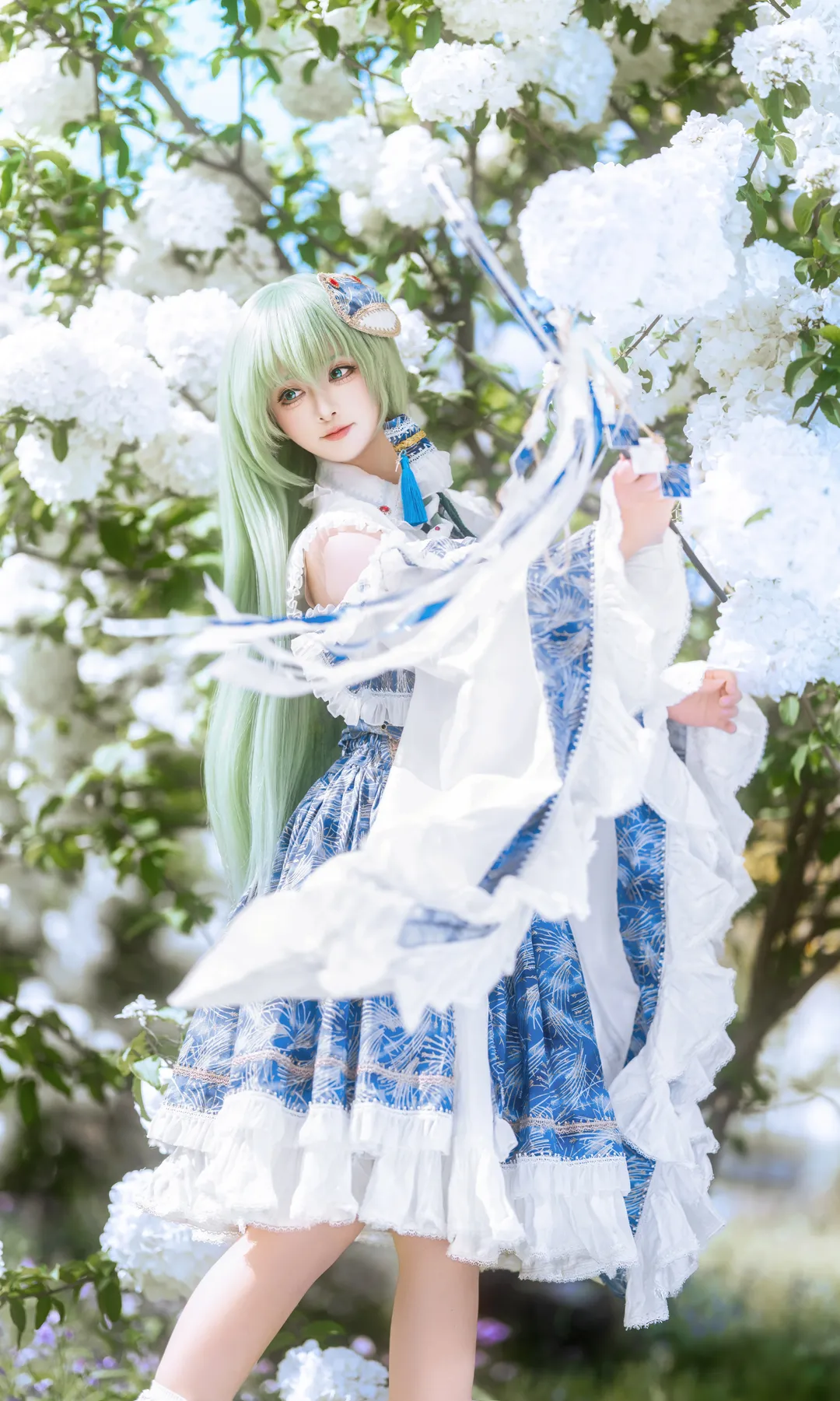 東方Project, 東風谷早苗 コスプレ, 青と白の洋装, 花畑での屋外撮影, 二次元コスプレ共有