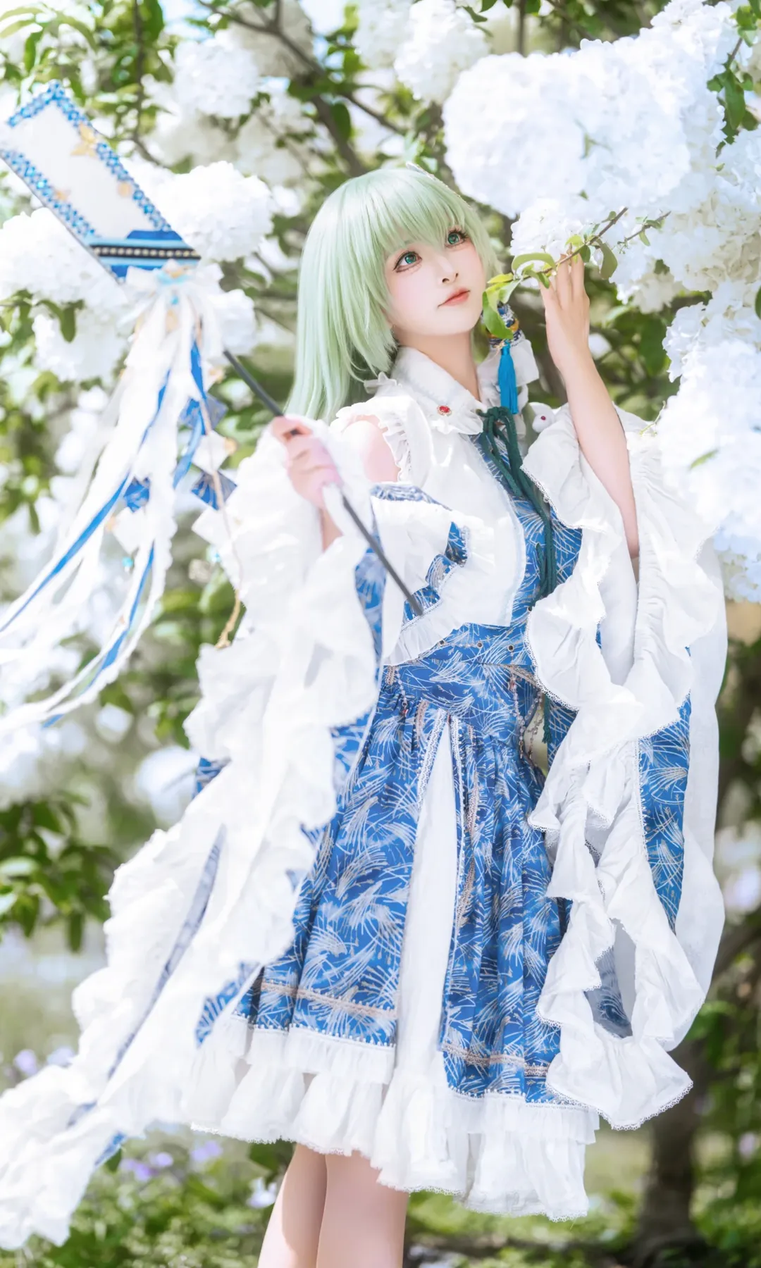 東方Project, 東風谷早苗cos, 藍白洋裝, 花海外景, 二次元cos分享 - 第2張