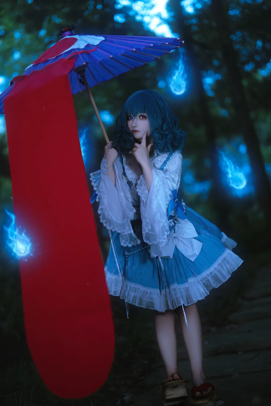 東方project, 多多良小傘cos, 藍白洋裝, 暗調夜景, 唐傘少女