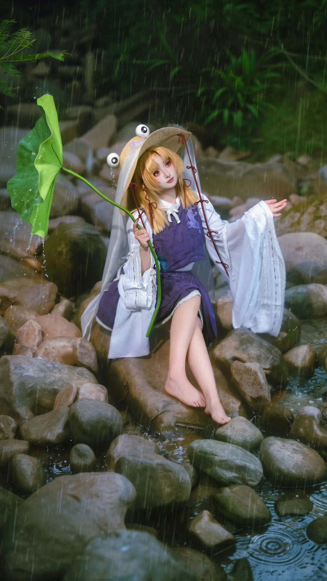 东方project, 户外cosplay, 洩矢诹访子cos, 青蛙子cos, 雨景写真 - 第1张