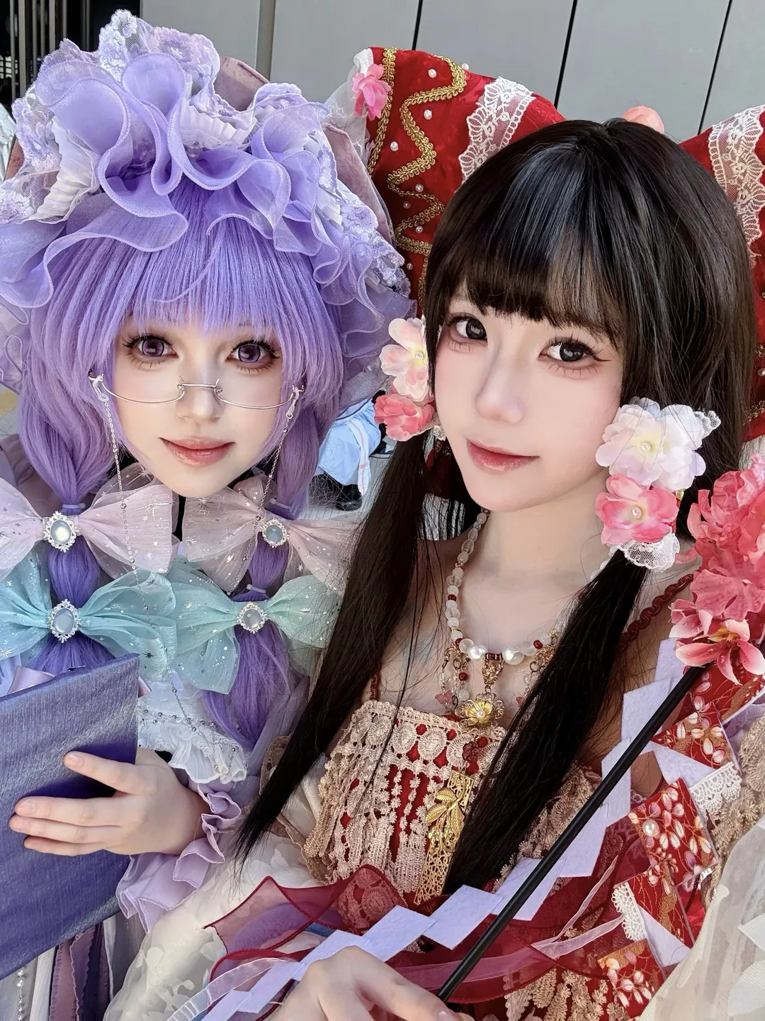 博麗霊夢コスプレ, 東方Project, パチュリー コスプレ, アニメイベントの集合写真, 親友のツーショット