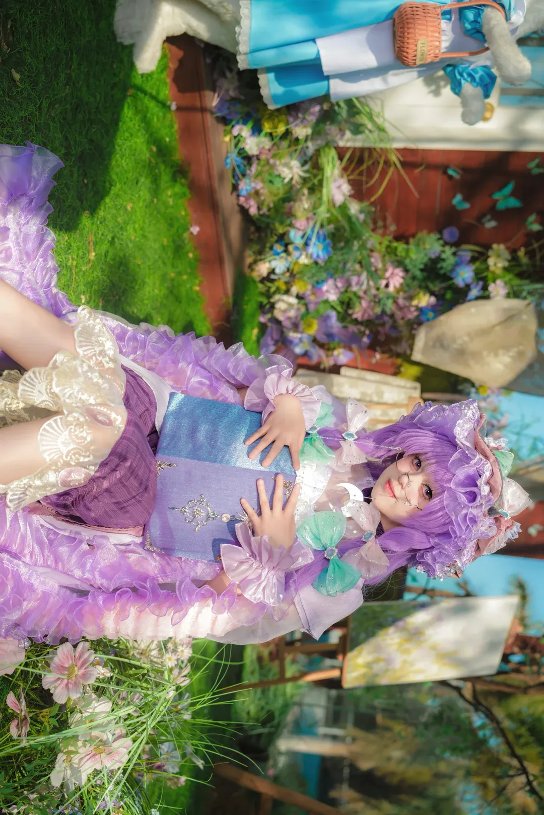 東方Project, パチュリー コスプレ, 紫系コーデ, 庭園の屋外風景, 童話ポートレート