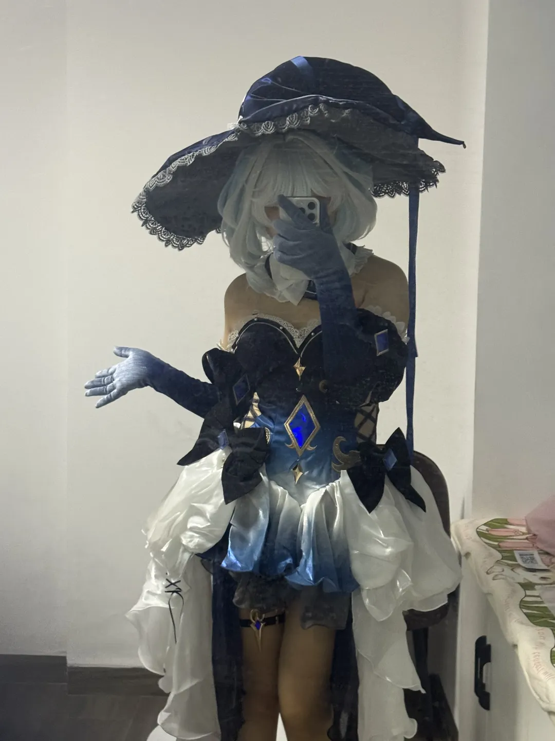 原神, 镜面自拍, 芙宁娜cos, cosplay穿搭, 深海来信 - 第1张