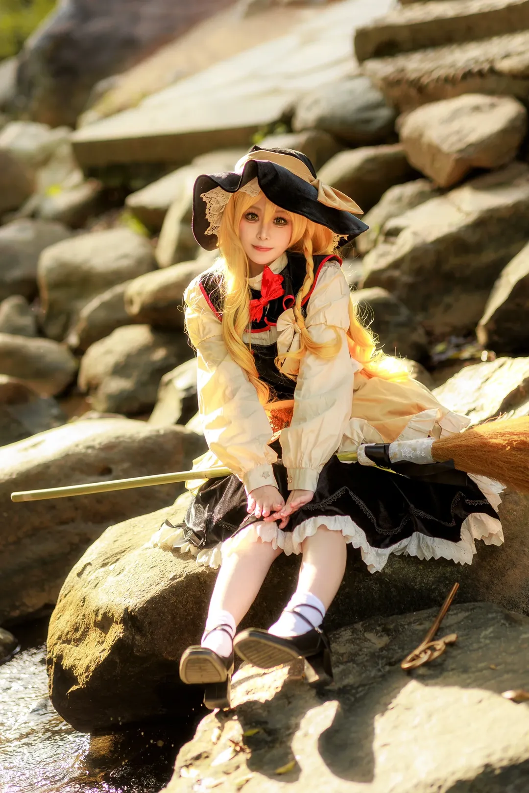 東方Project, 霧雨魔理沙 コスプレ, 魔女の仮装, 魔理沙の白タイツ, 屋外での渓流撮影 - 1枚目