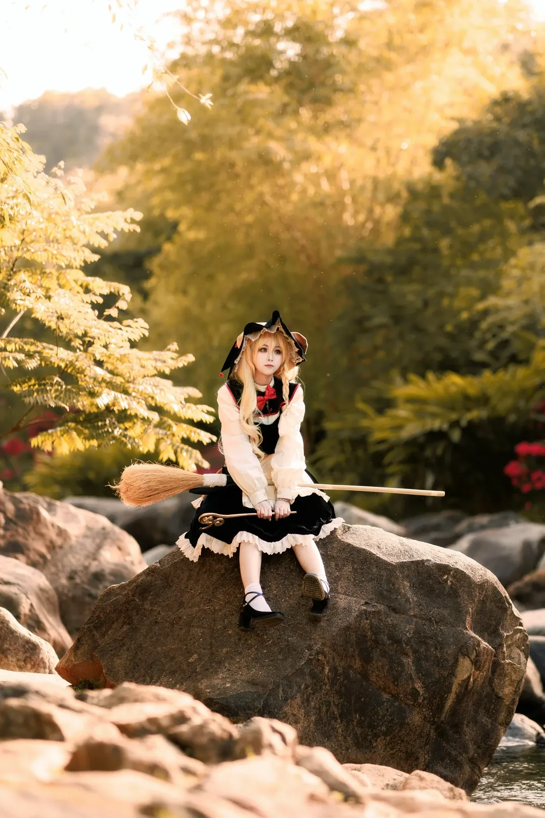 东方project, 雾雨魔理沙cos, 女巫装扮, 魔理沙白丝, 户外溪流摄影