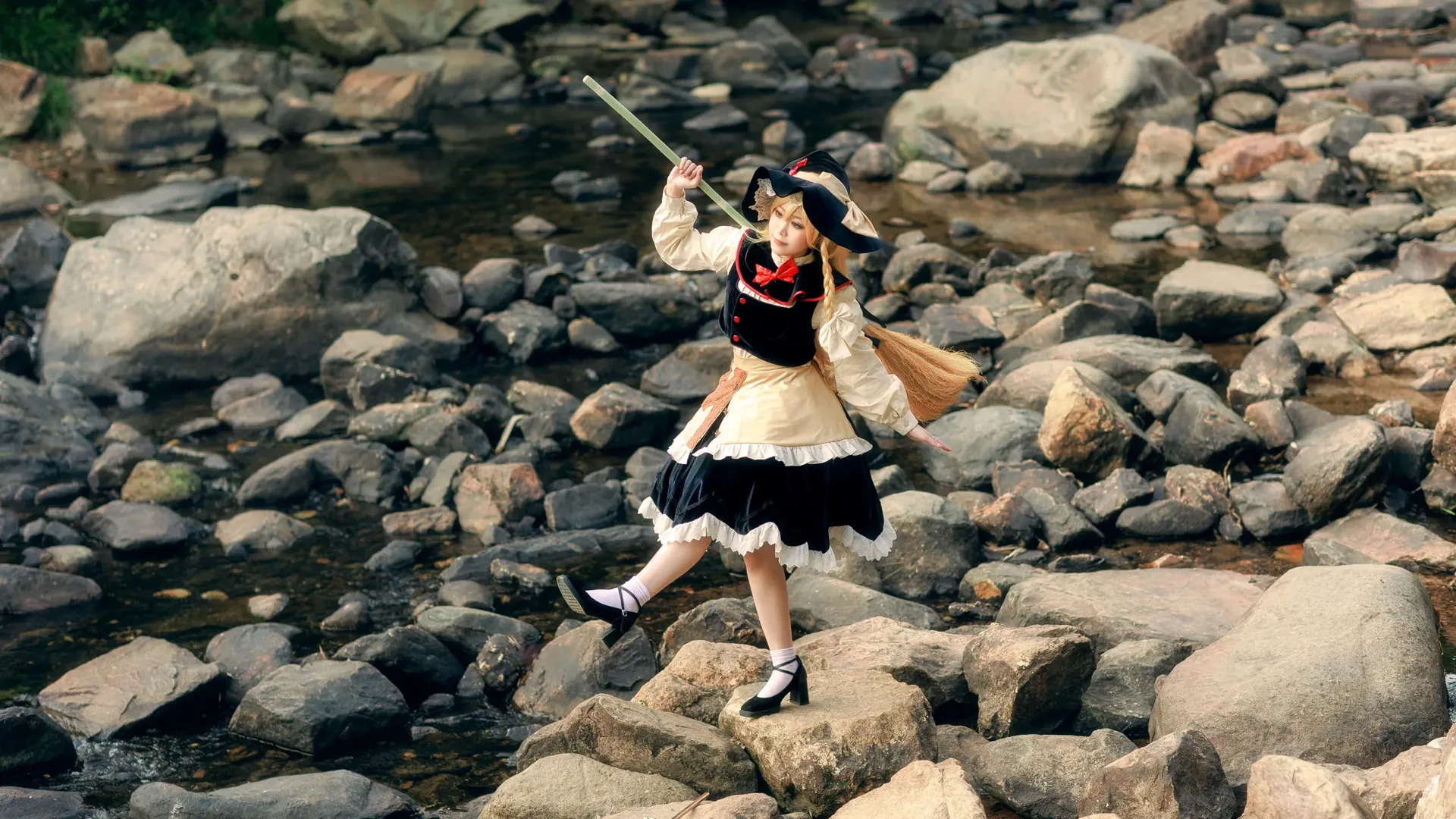 東方Project, 霧雨魔理沙 コスプレ, 魔女の仮装, 魔理沙の白タイツ, 屋外での渓流撮影 - 4枚目