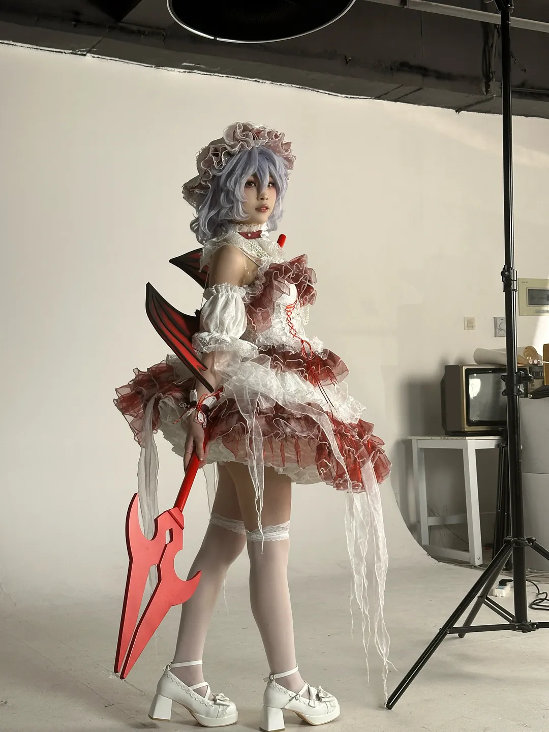 东方project, 蕾米莉亚cos, 哥特风, 白丝, 恶魔翅膀 - 第5张