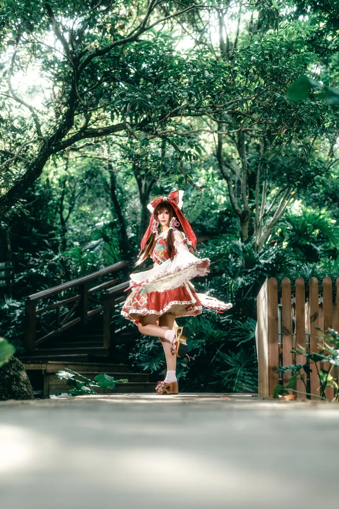 博丽灵梦cos, 东方project, 巫女服, 森林外景, 木屐 - 第1张