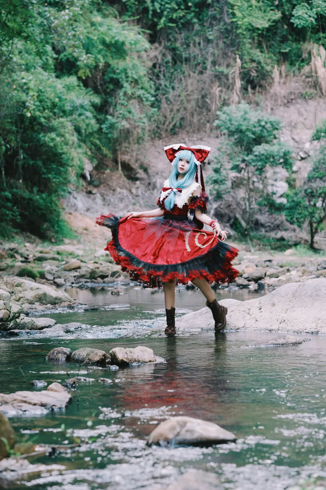 コスプレ, 東方Project, 鍵山雛 コスプレ, 赤いドレスのスタイル, 屋外での渓流撮影