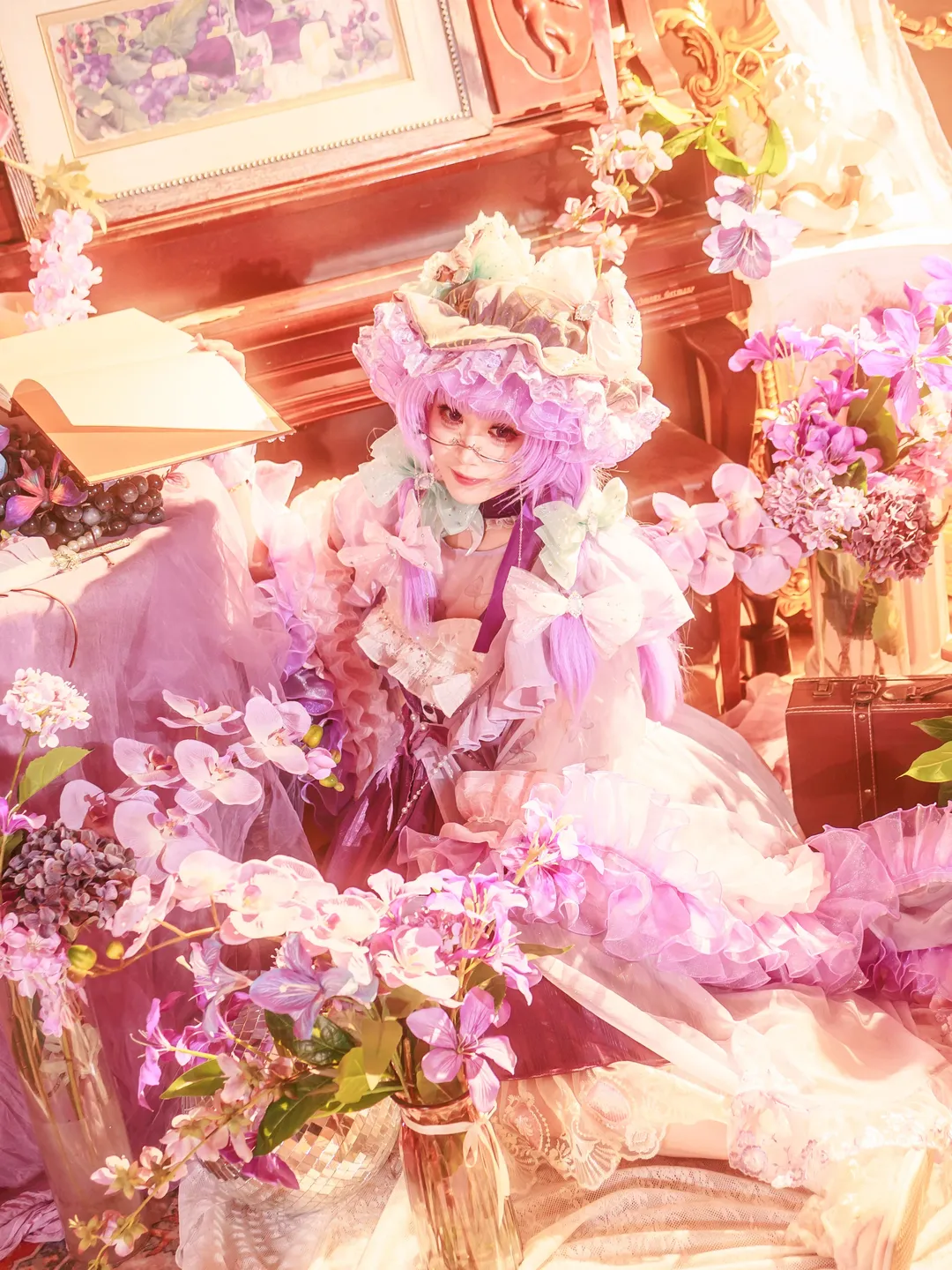 東方Project, パチュリー コスプレ, 幻想的な背景, レトロなドレス, 白タイツポートレート - 1枚目