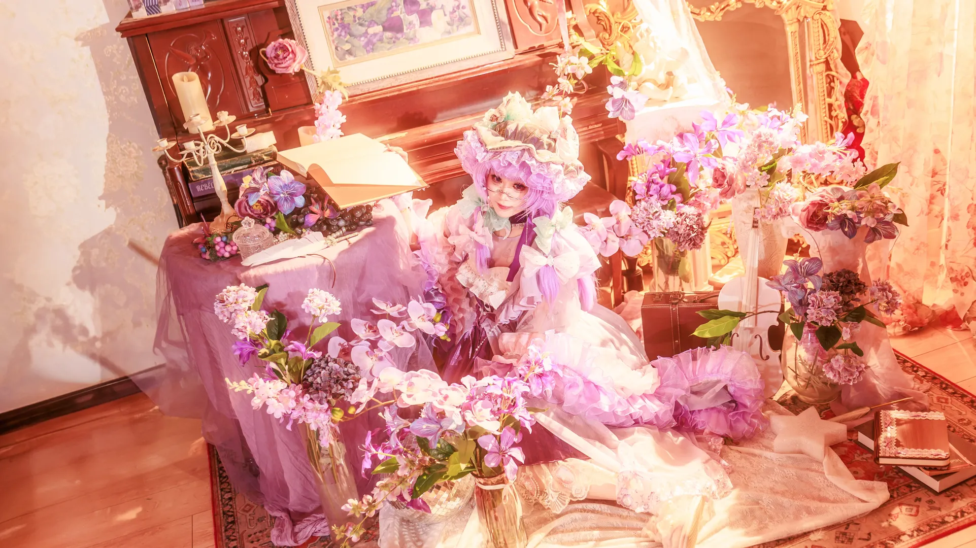 東方Project, パチュリー コスプレ, 幻想的な背景, レトロなドレス, 白タイツポートレート - 2枚目
