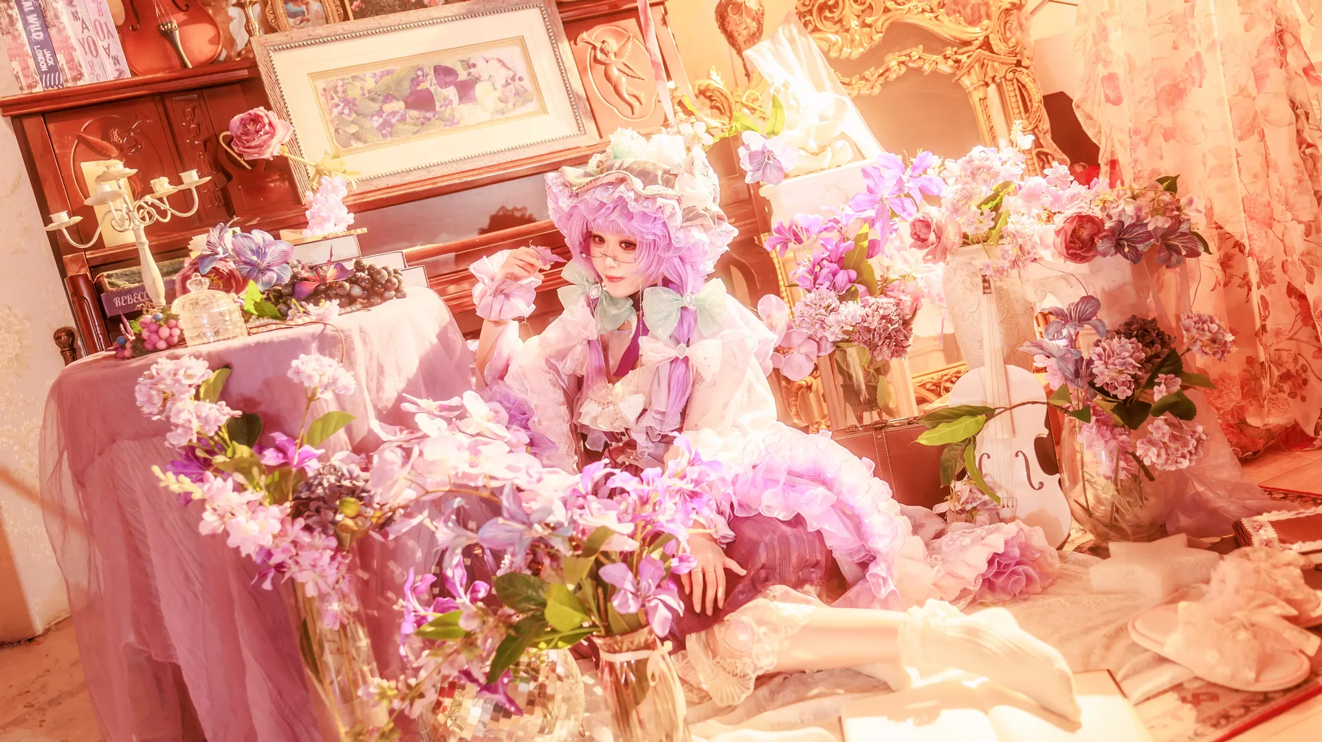 東方Project, パチュリー コスプレ, 幻想的な背景, レトロなドレス, 白タイツポートレート - 3枚目