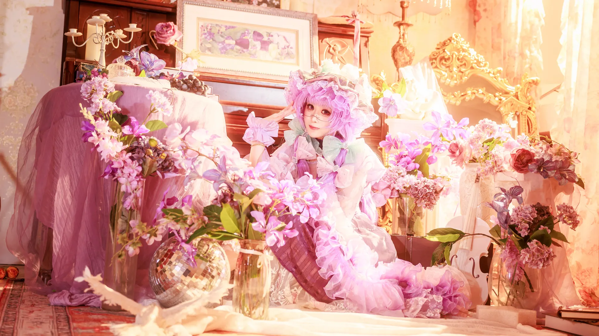 東方Project, パチュリー コスプレ, 幻想的な背景, レトロなドレス, 白タイツポートレート - 4枚目