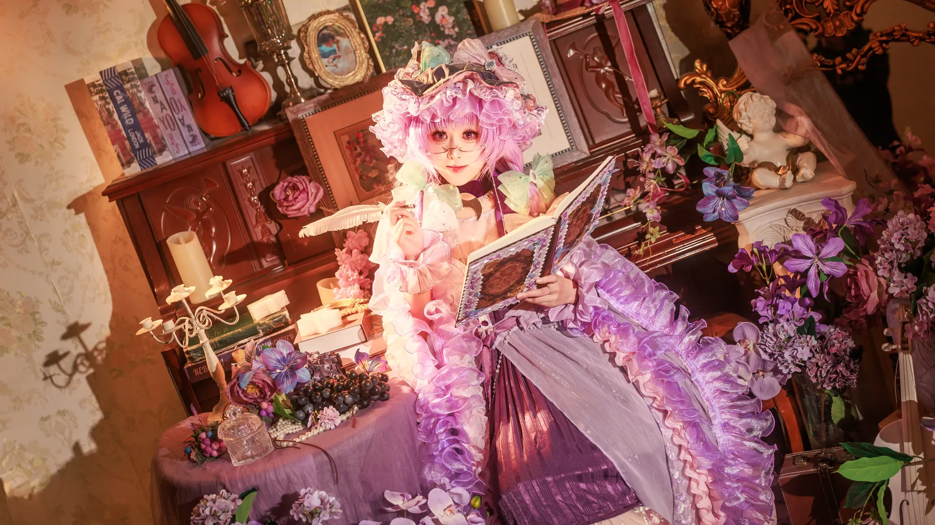 東方Project, パチュリー コスプレ, 幻想的な背景, レトロなドレス, 白タイツポートレート - 6枚目