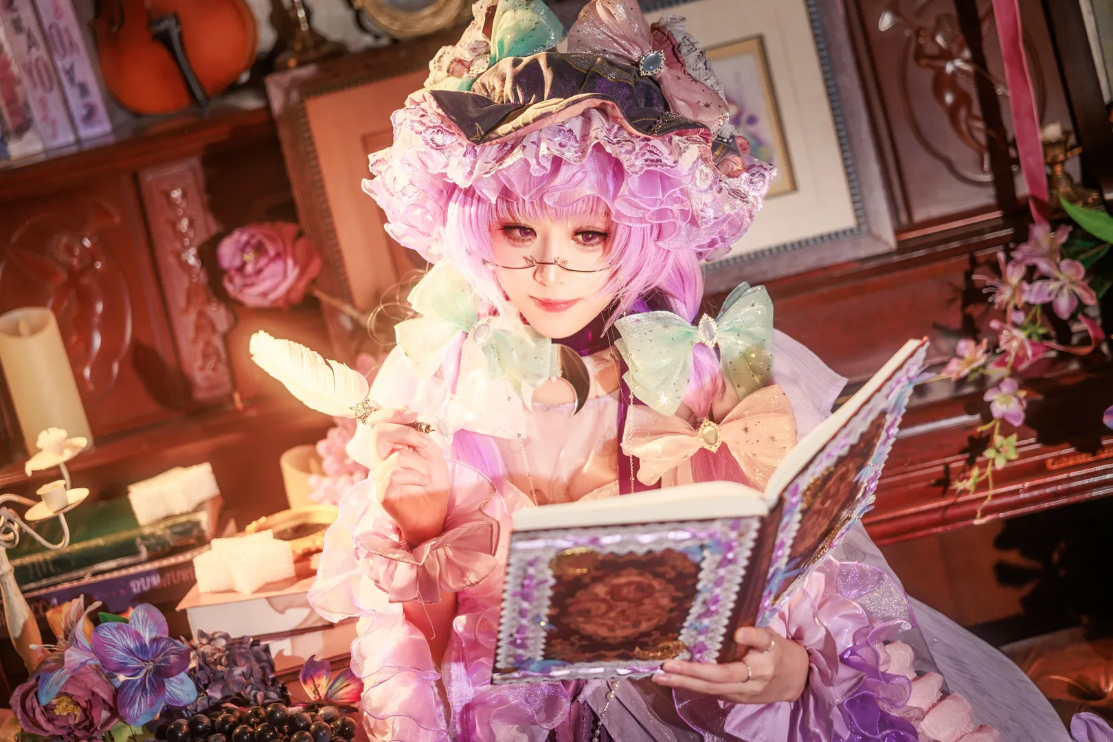 東方Project, パチュリー コスプレ, 幻想的な背景, レトロなドレス, 白タイツポートレート - 7枚目