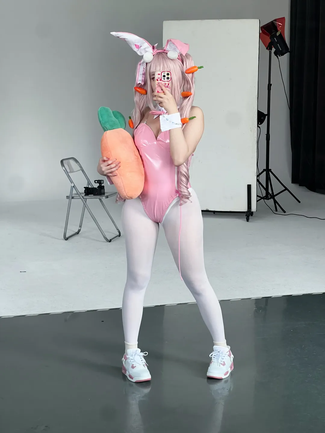 白絲穿搭, 棚拍記錄, nikke勝利女神cosplay, 粉發兔娘, 胡蘿蔔道具