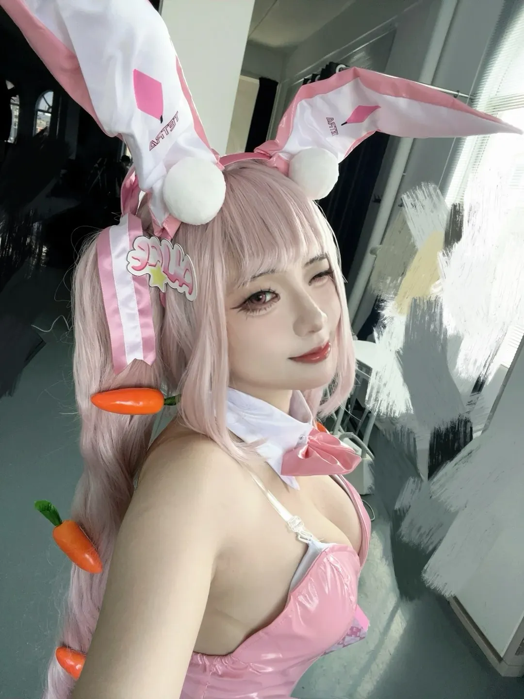 白丝穿搭, 棚拍记录, nikke胜利女神cosplay, 粉发兔娘, 胡萝卜道具 - 第2张