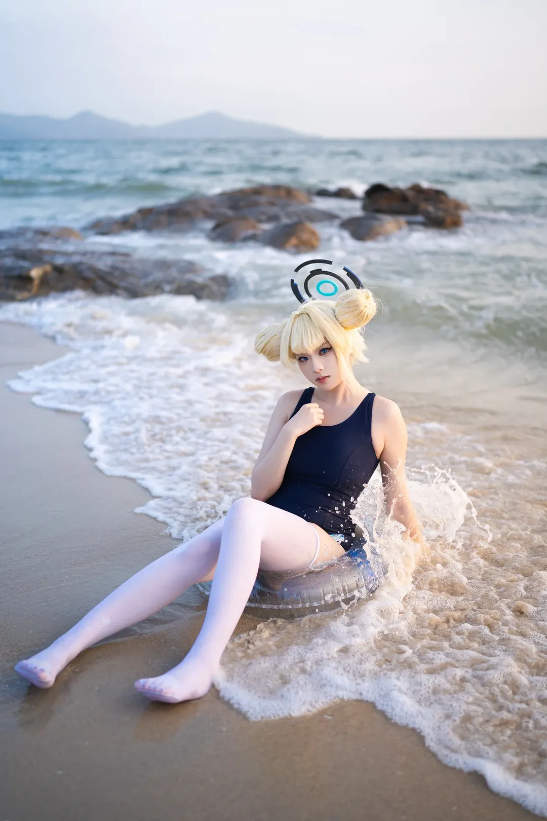 ブルーアーカイブ, 水着コスプレ, 飛鳥馬トキ コスプレ, 海辺のコスプレ, 白タイツコスプレ