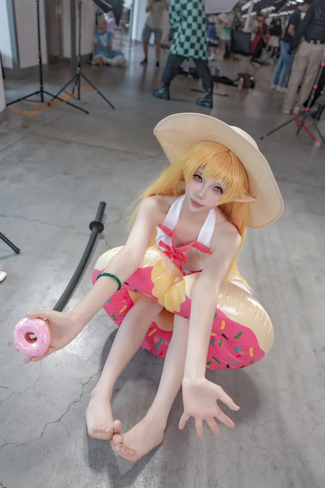 イベント写真, 二次元コスプレ, 忍野忍コスプレ, 白いドレスのスタイリング, 裸足の撮影 - 2枚目