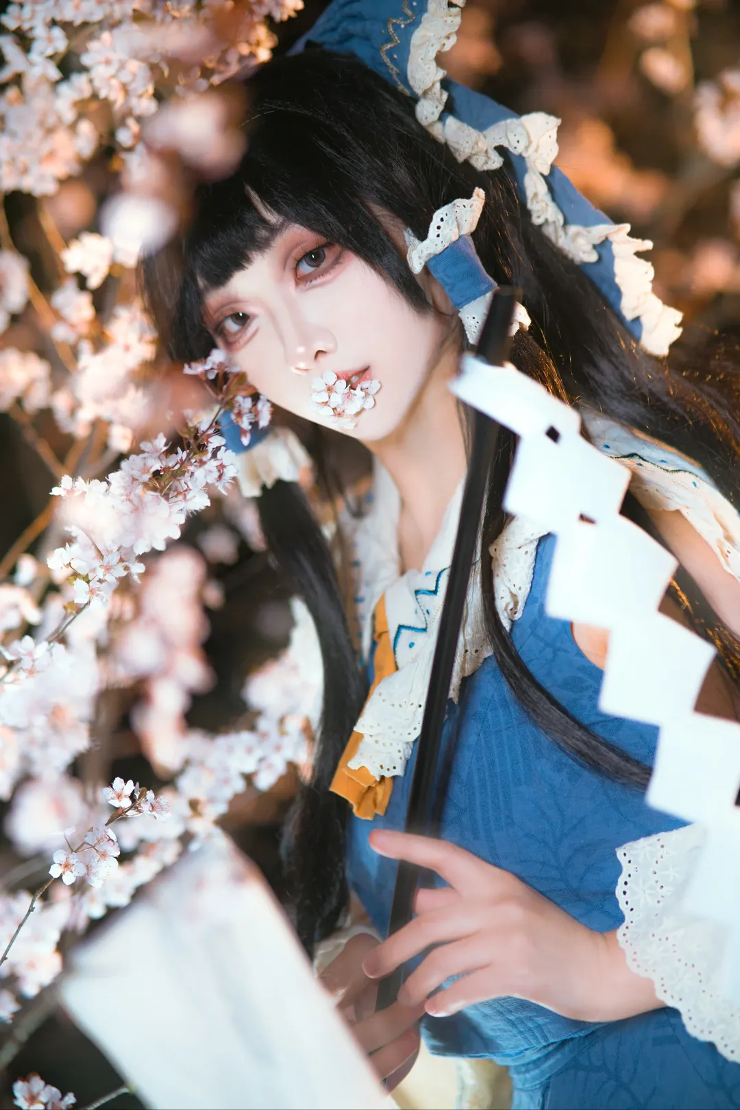 博麗霊夢コスプレ, 東方Project, 夜桜, 青霊夢コスプレ, 白ストッキング - 4枚目