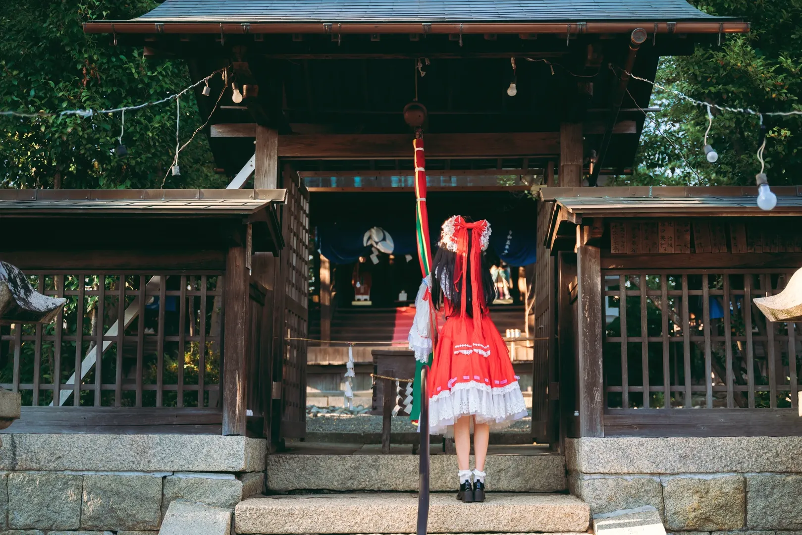 博麗霊夢コスプレ, 東方Project, アウトドア撮影, 神社写真, ロリータ巫女服 - 10枚目