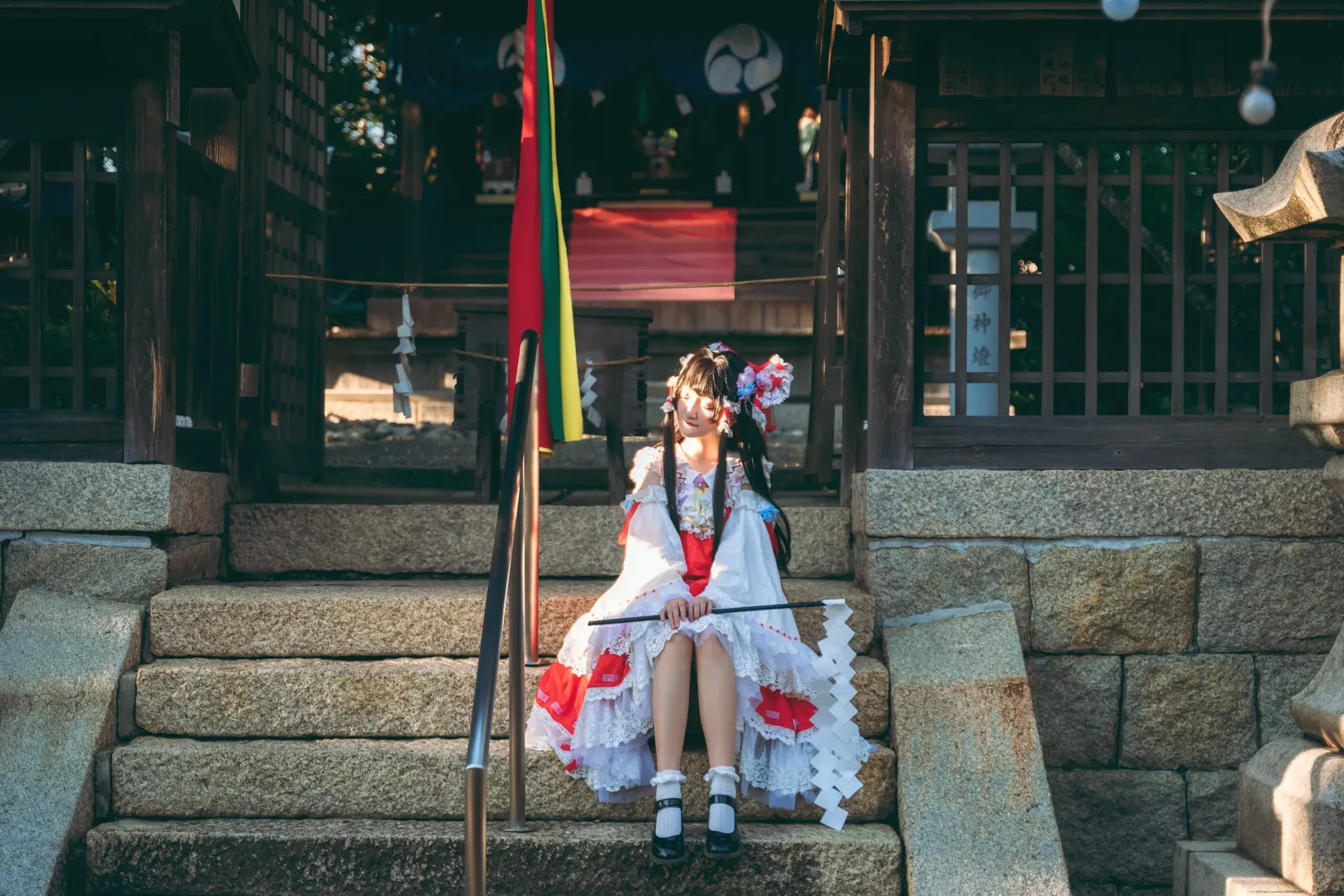 博麗霊夢コスプレ, 東方Project, アウトドア撮影, 神社写真, ロリータ巫女服 - 3枚目