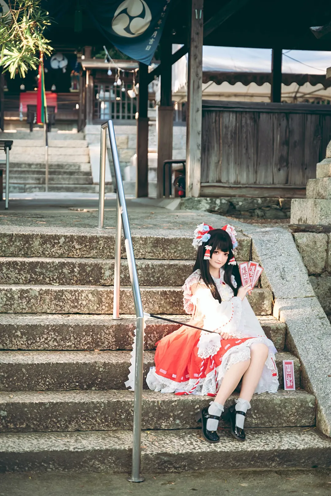 博麗霊夢コスプレ, 東方Project, アウトドア撮影, 神社写真, ロリータ巫女服 - 4枚目