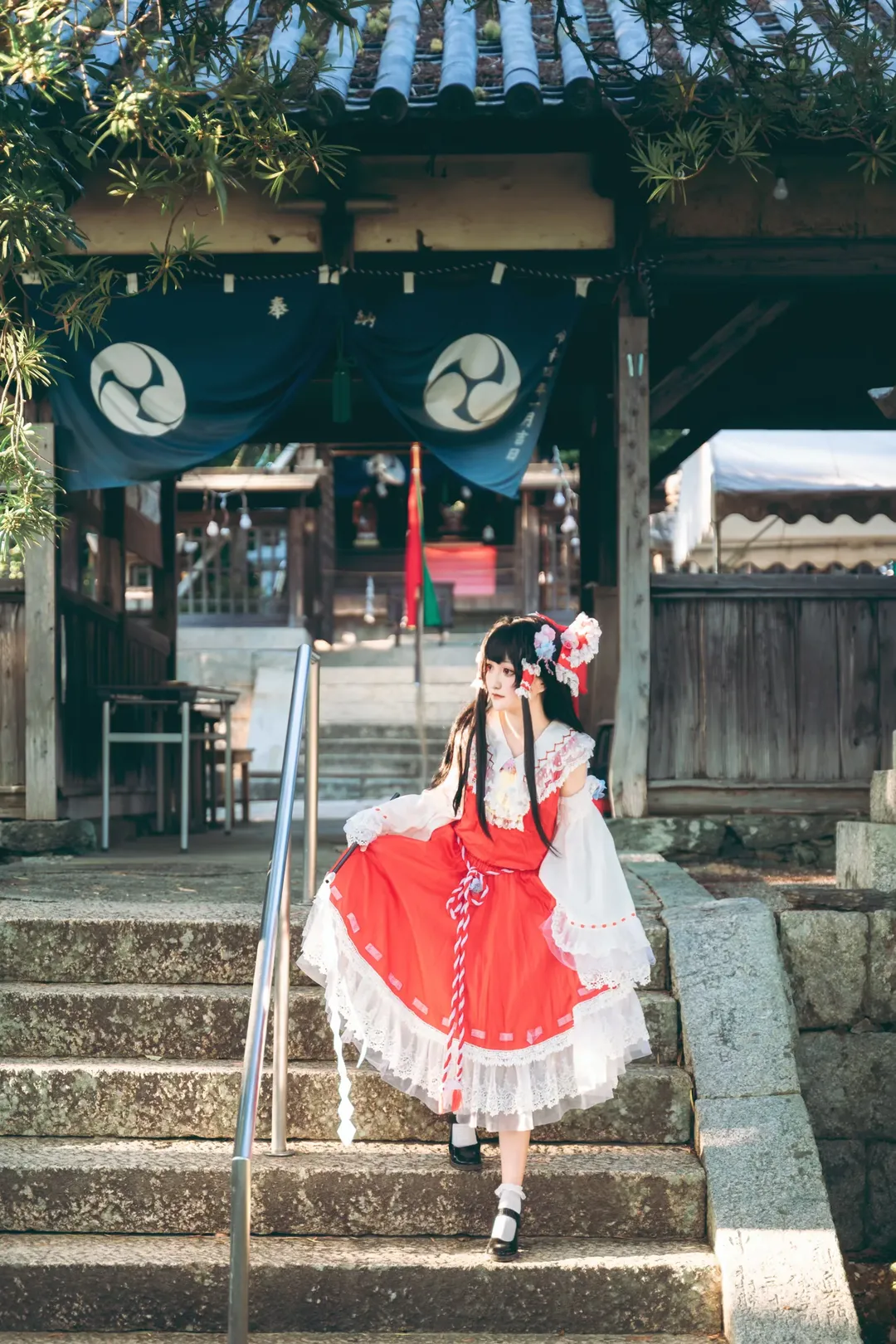 博麗霊夢コスプレ, 東方Project, アウトドア撮影, 神社写真, ロリータ巫女服 - 5枚目